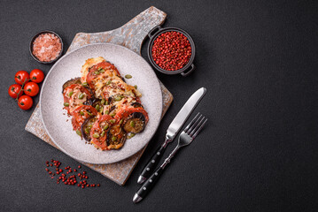 Rings of eggplant, tomato and zucchini with pieces of chicken and garlic