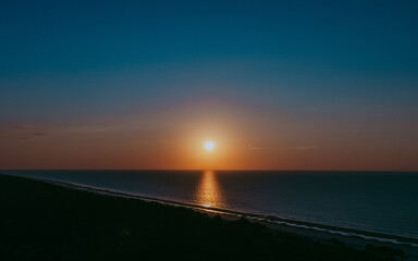 Obraz premium Sunrise over the ocean