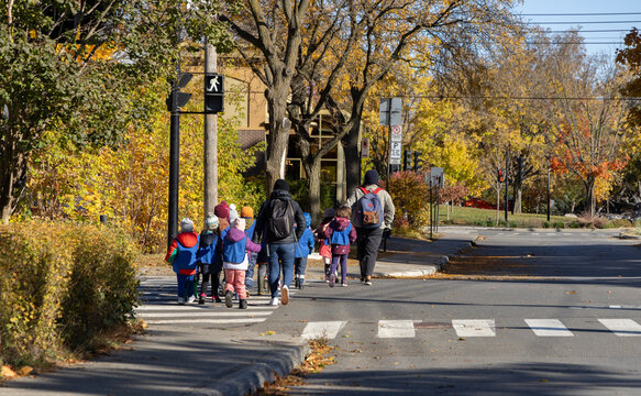 Enfants d'une garderie traversant la rue