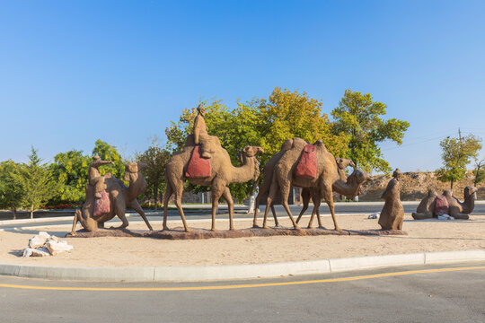 Composition of a moving caravan in Samarkand