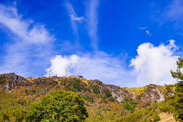 秋の美ヶ原の電波塔と王ヶ頭ホテル