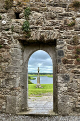 Obraz premium Tür in der Klosterruine Clonmacnoise am Shannon River in Irland
