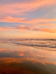 Obraz premium Reflective Beach Sunset