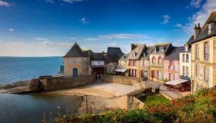 Fototapeta premium historische gebaude in rochefort on terre bretagne frankreich