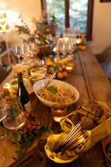 Mediterranes Buffet auf einem Holztisch im Ambiente, Salat, Brot, olivenöl, Wein, sekt