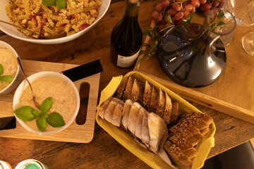 Antipasti und Snacks auf einem großen Holztisch