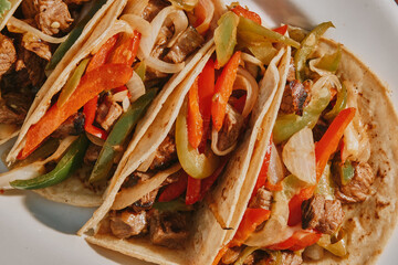 tacos de carne asada con pimientos