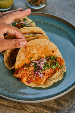 Tacos mexicano de pollo con cilantro y cebolla