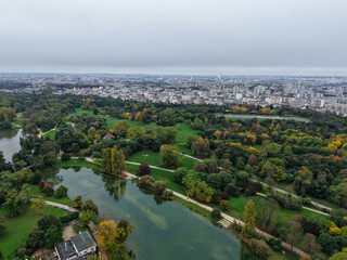 Fototapeta premium An Aerial View of a Beautiful Park and Captivating Cityscape Surrounded by Autumn Colors