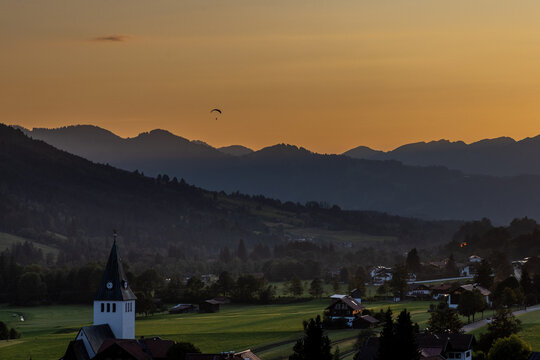 Paraglider am Abendhimmel &uuml;ber Bad Hindelang