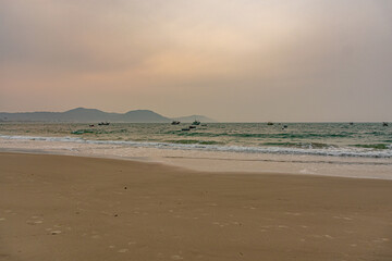 mar com barcos de pescadores em Florianópolis