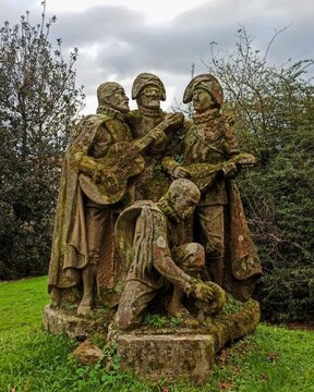 Monumento en homenaje a la Tuna Compostelana en Santiago de Compostela, Galicia