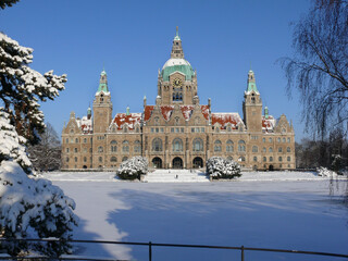 Obraz premium Winterliches Rathaus von Hannover