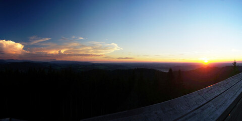 Ein Panorama Sonnenuntergang am Horizont mit Wolkenspiel und Abendrot