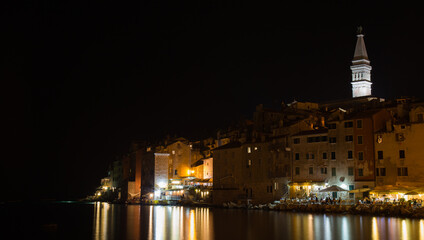 Obraz premium Vista de noche en Rovinj, Croacia