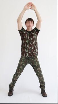 soldado masculino fazendo exericios 