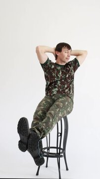 soldado masculino relaxado de f&eacute;rias 