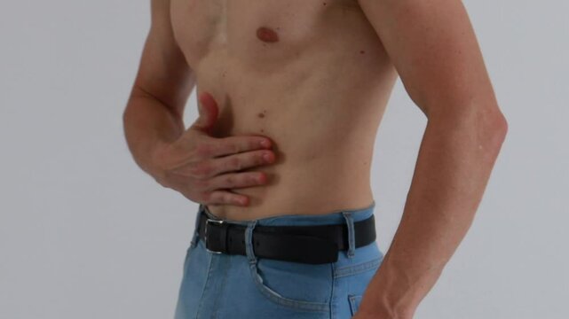 homem passando as m&atilde;os na barriga abdomen 