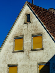 Feuchte und verschmutzte Altbau Fassade