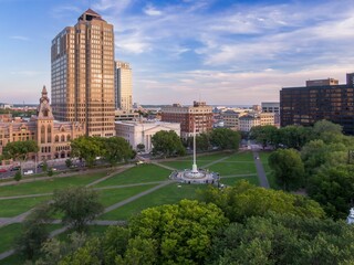 Obraz premium New Haven Green and downtown city builings of New Haven, Connecticut, United States.