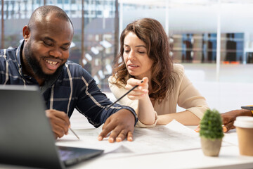 Obraz premium Entrepreneurs collaborating with a contractor agent on office space planning, evaluating blueprints and discussing strategy for leasing a new high class workspace. Modern relocation.