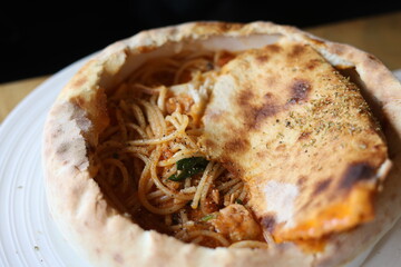 spaghetti tomato baked bread italian