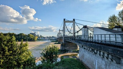 MAUGES-SUR-LOIRE (Maine-et-Loire)