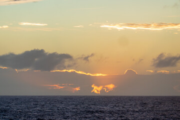 Obraz premium A Hawaiian Sunset over the Pacific Ocean