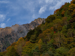 紅葉の山並み　長野県大町市