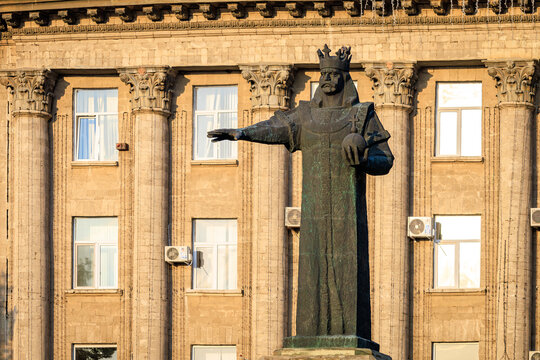 A statue of a man with a crown on top of a building, Stefan cel Mare. July 14, 2024 Balti Moldova