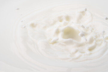波打つ牛乳の表面のクローズアップ