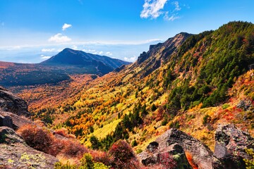 紅葉の活火山の浅間山の外輪山