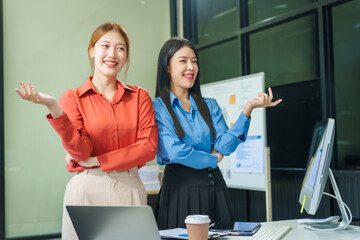 Obraz premium Two young female business consultants work on startup, collaborating on mobile app development social media strategies. whiteboards, documents, they aim to build a successful e-commerce business.