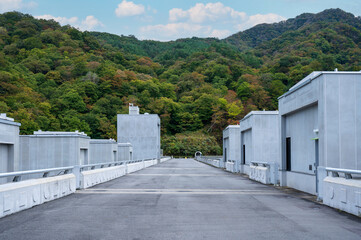 八ッ場ダムの堤体の一番上部　天端（てんば）