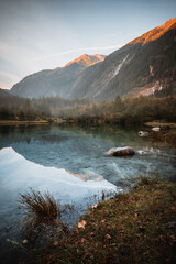 Bergsee am Morgen in Salzburg Österreich - Blausee Drohnenaufnahme