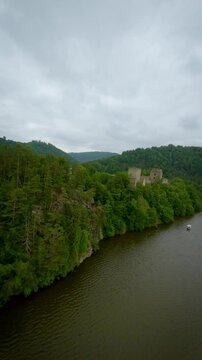 Ruine Dobra im Waldviertel in Nieder&ouml;sterreich am Stausee - Drohnenaufnahme