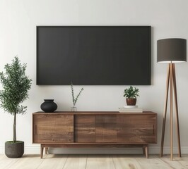 「壁に空白のTV画面モックアップ、木製サイドボード、観葉植物、装飾品を備えたモダンなリビングルームインテリア」