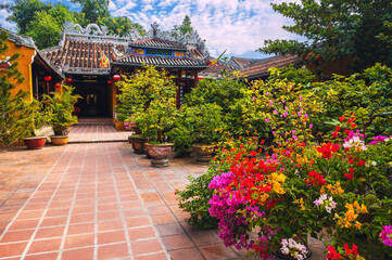 Obraz premium ancient Asian Buddhist temple on the Vietnamese pagoda in the old town in Hoi An in Vietnam in Asia in summer