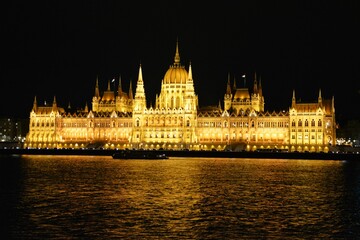 Obraz premium ブダペストの国会議事堂のライトアップ
