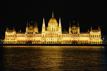 Fototapeta premium ブダペストの国会議事堂のライトアップ