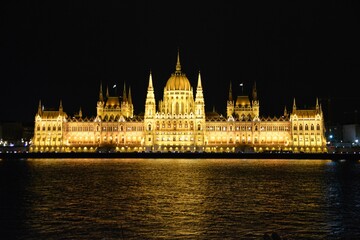 Fototapeta premium ブダペストの国会議事堂のライトアップ
