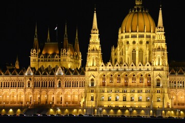 Fototapeta premium ブダペストの国会議事堂のライトアップ