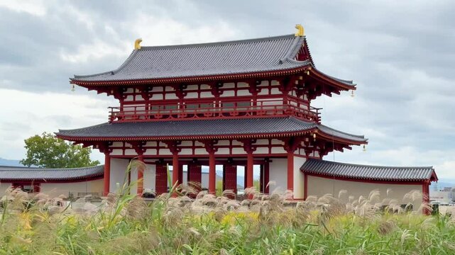 日本の古都　奈良の平城京と揺れるすすきの秋の風景