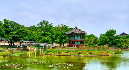 Fototapeta premium Hyangwonjeong Pavilion with Chwihyanggyo Bridge at Gyeongbokgung Palace in Seoul, South Korea