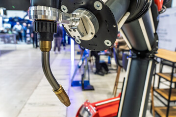 Obraz premium Robot welding steel. Industrial welding robot and working with metal parts. Robot welds steel. Welding head. Welding robot. CNC welding. Robotization and automation of the welding process.