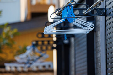 物干し竿に掛けてあるハンガー