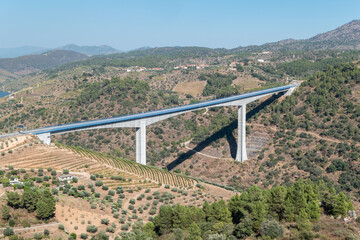 Fototapeta premium Ponte sobre o Rio Tua com uma vistas para a aldeia de Brunheda ao fundo em Trás os Montes, Portugal