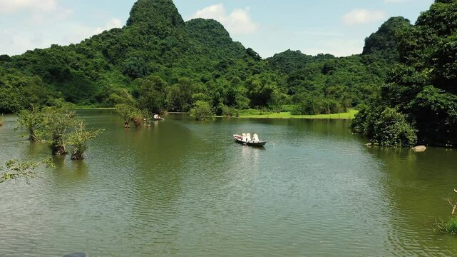 Ninh Binh - Exploring the river