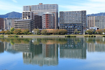 瀬田川に映る川岸のマンション群