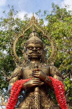 Photo of black and gold-plated Thao Wessuwan. Background image.